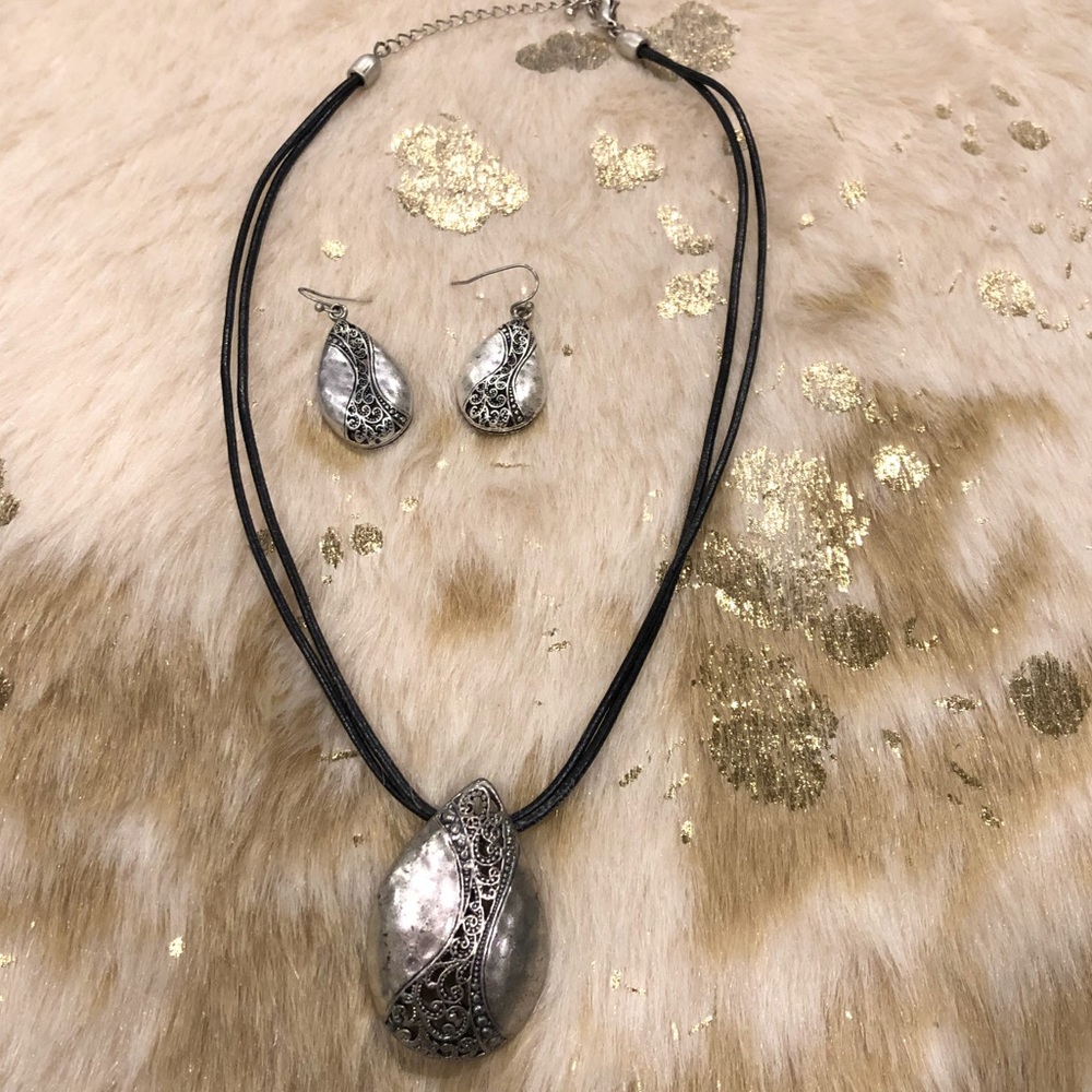 Premier Designs Hidden Treasure jewelry set.